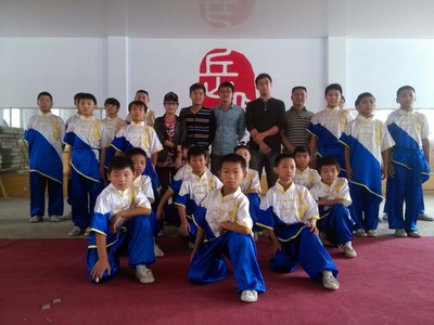 央视7套周导与孩子们亲切合影- 汤阴岳飞武术学校