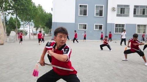 武校男孩真实的训练场景 每个动作都要练习无数遍,很刻苦